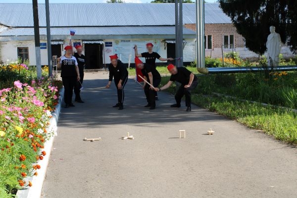 Под Костромой за решеткой дамы соревновались в меткости бит