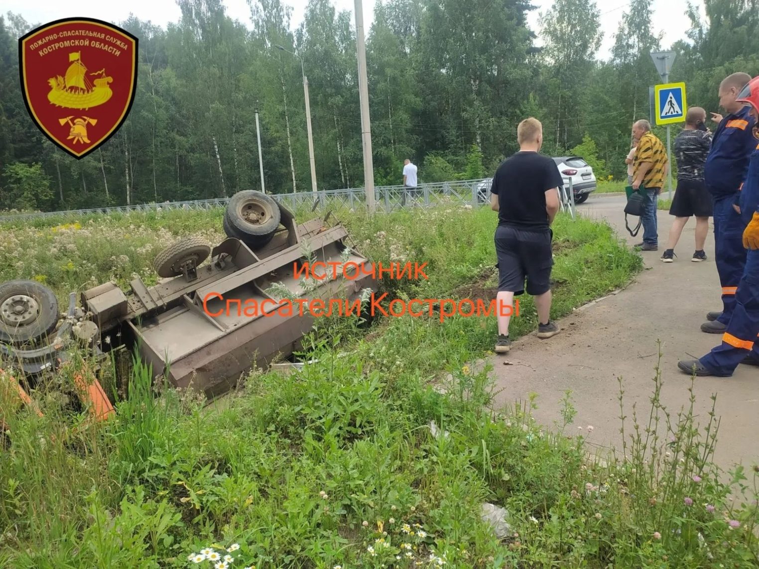 Под Костромой водитель опрокинул КамАЗ в кювет, чтобы избежать ДТП
