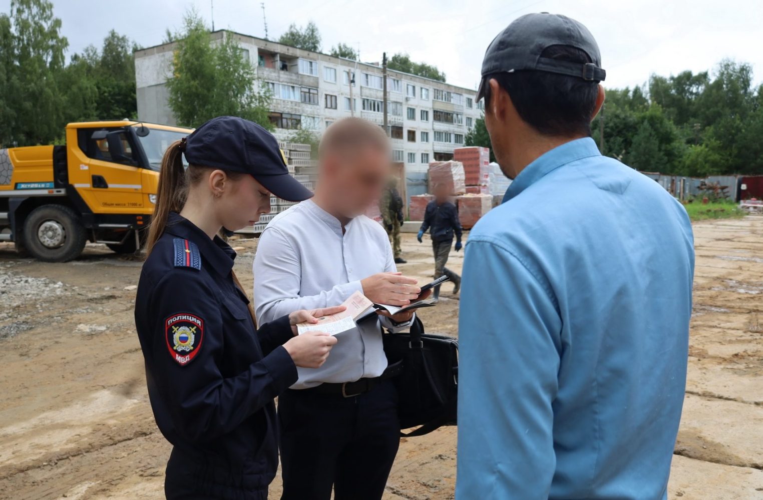 Стало известно, что нашли полицейские во время облавы на мигрантов в Костромской области