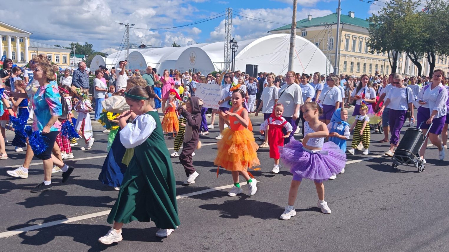 Снегурочка, медведи, барабанщицы и тысячи людей: Кострома устроила грандиозное шествие