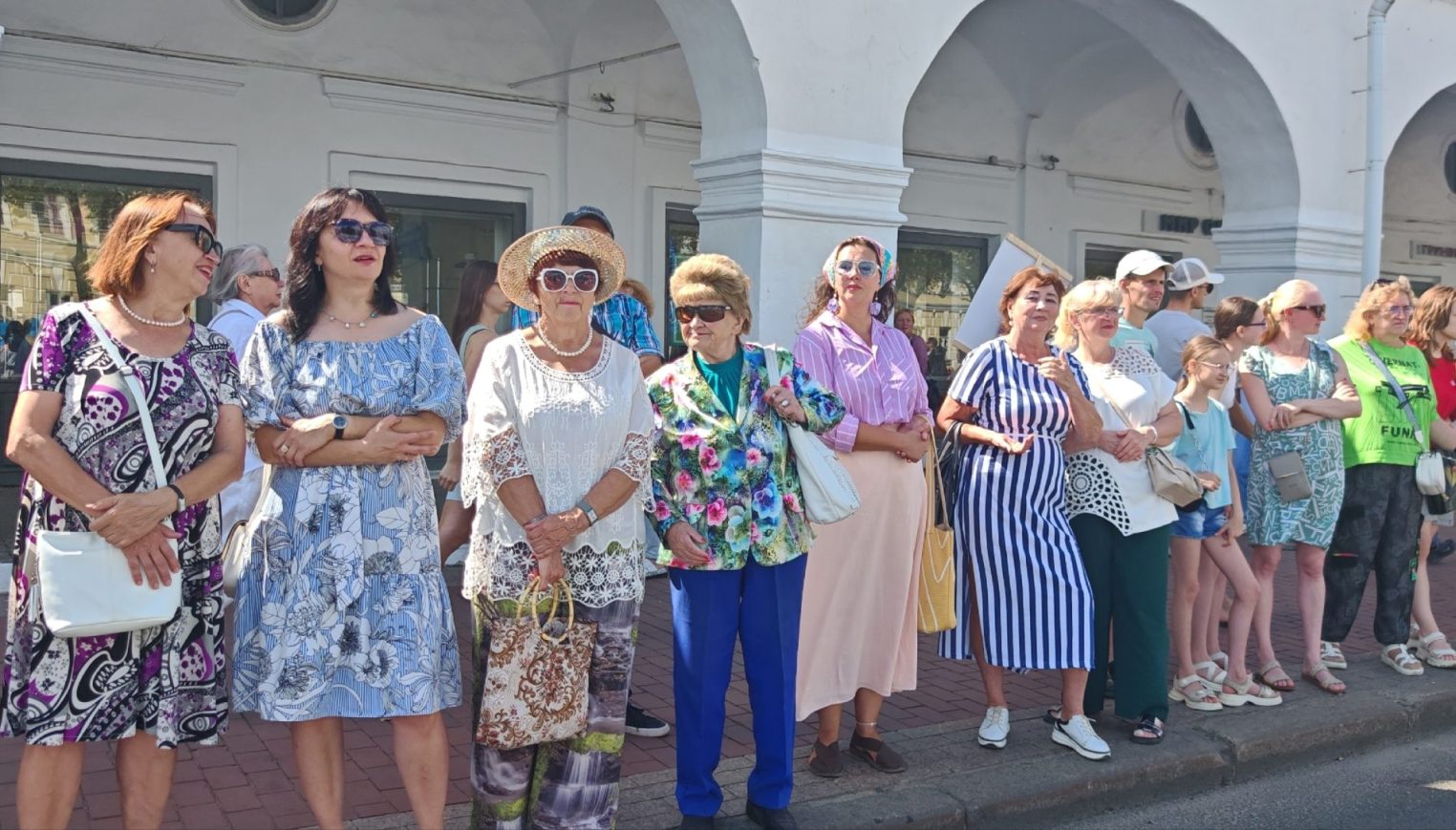 Снегурочка, медведи, барабанщицы и тысячи людей: Кострома устроила грандиозное шествие
