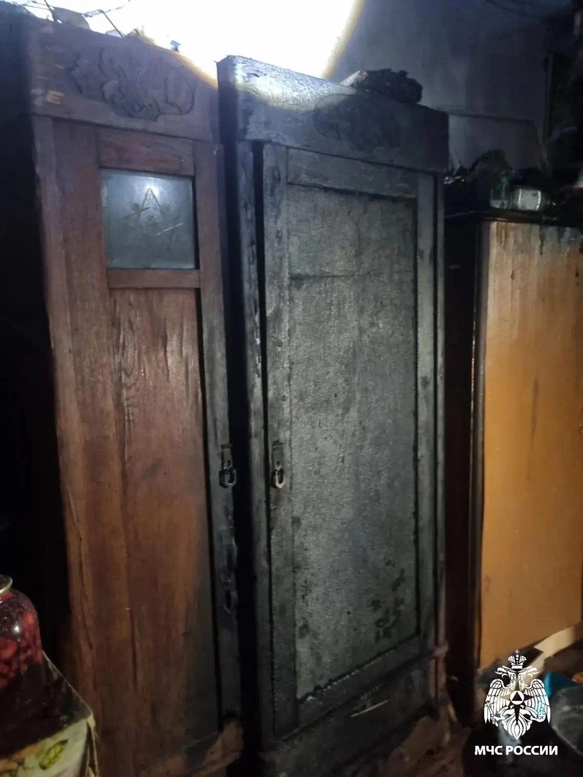 Двух человек спасли при пожаре в многоквартирном доме в Костроме