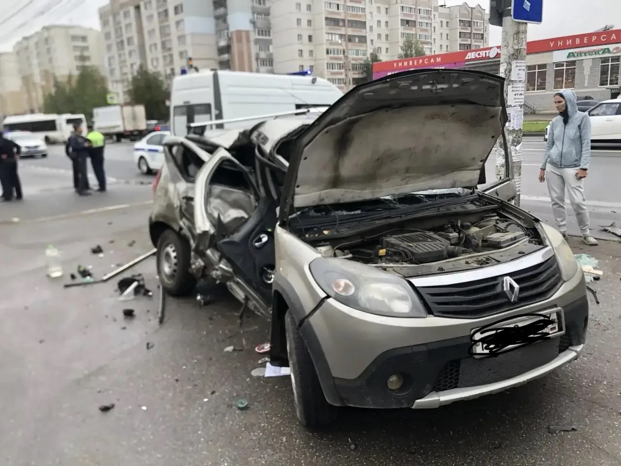 Момент смертельного столкновения двух иномарок на улице Профсоюзной в Костроме попал на видео