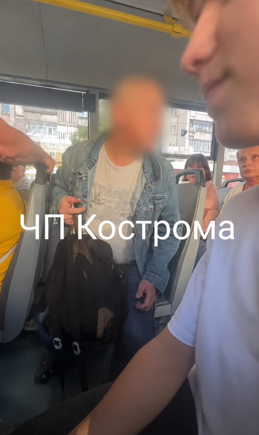 В костромском автобусе пожилой мужчина и подросток устроили перепалку на весь интернет