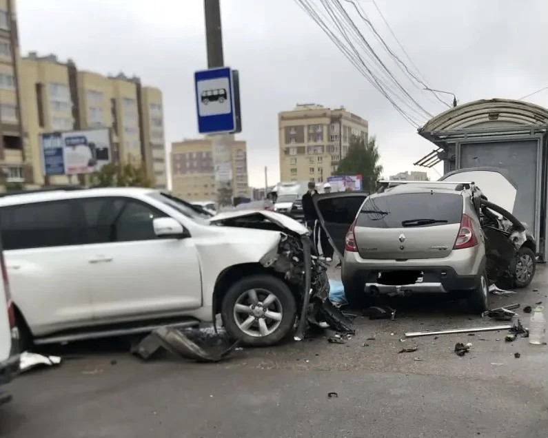 Момент смертельного столкновения двух иномарок на улице Профсоюзной в Костроме попал на видео