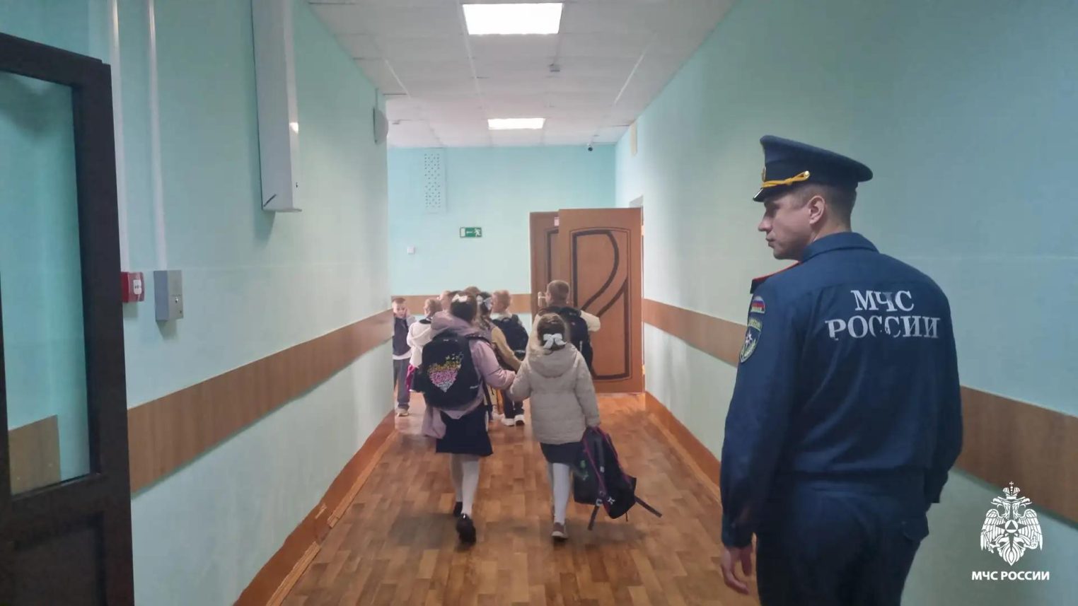 Из костромской гимназии эвакуировали 600 человек