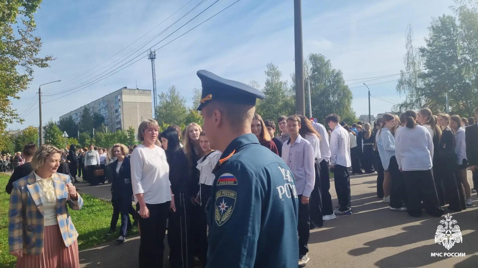 Из костромской гимназии эвакуировали 600 человек