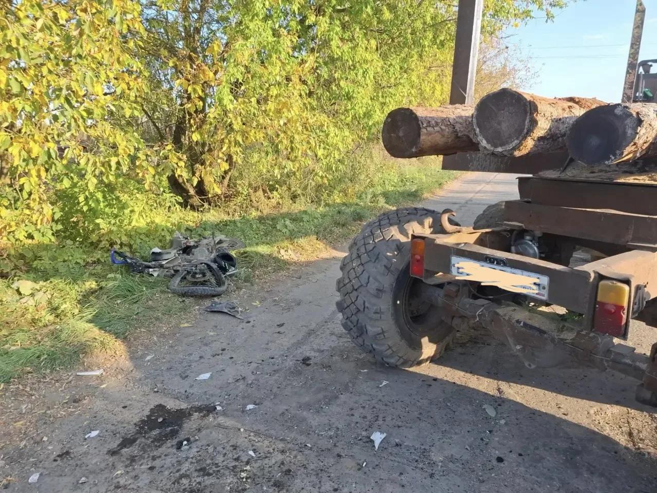 Под Галичем 12-летний мальчик врезался на мопеде в лесовоз