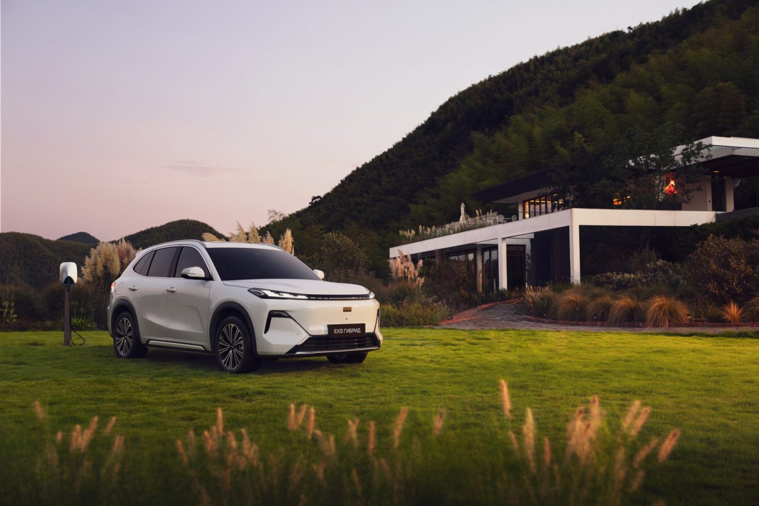 Больше никаких очередей на заправках: встречайте новый Geely EX5 Гибрид
