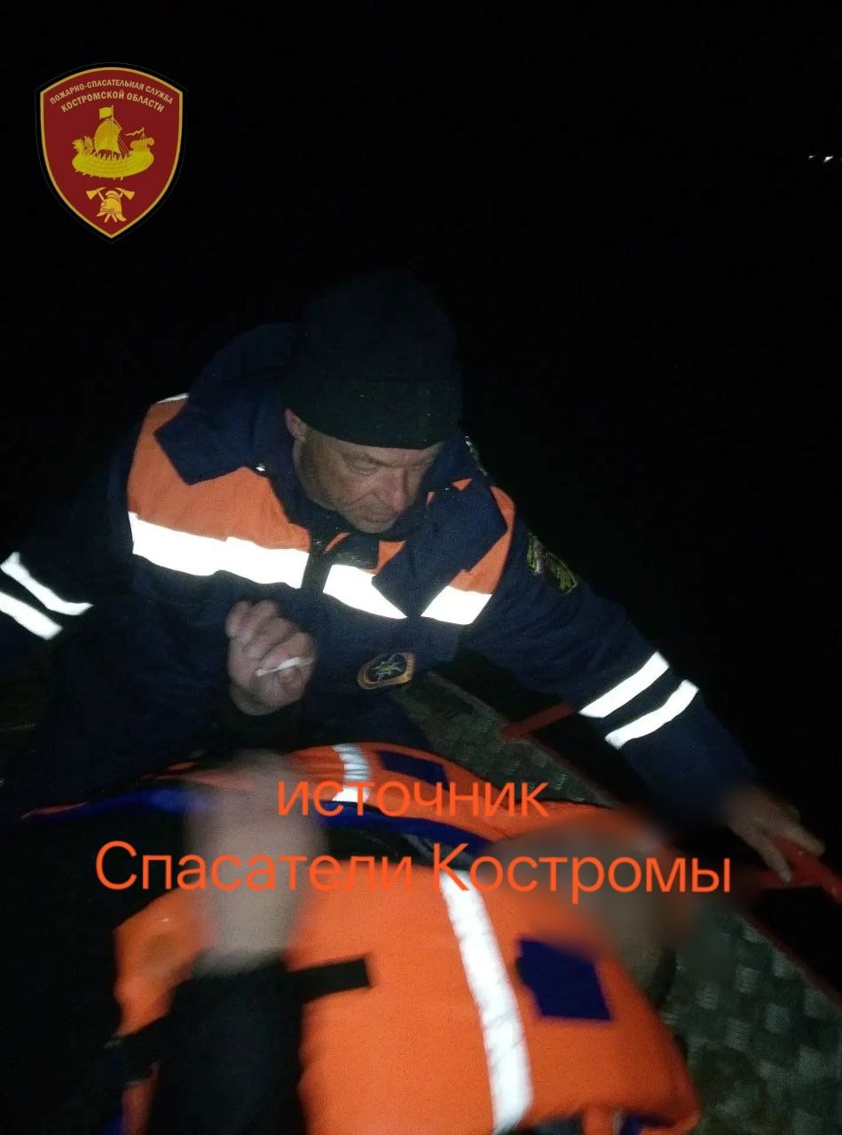 Костромские спасатели ночью достали из Волги выпавшего из лодки рыбака