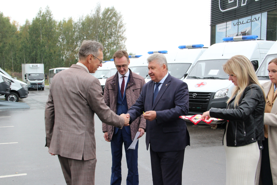 Семь районных больниц Костромской области получили новые автомобили скорой медицинской помощи