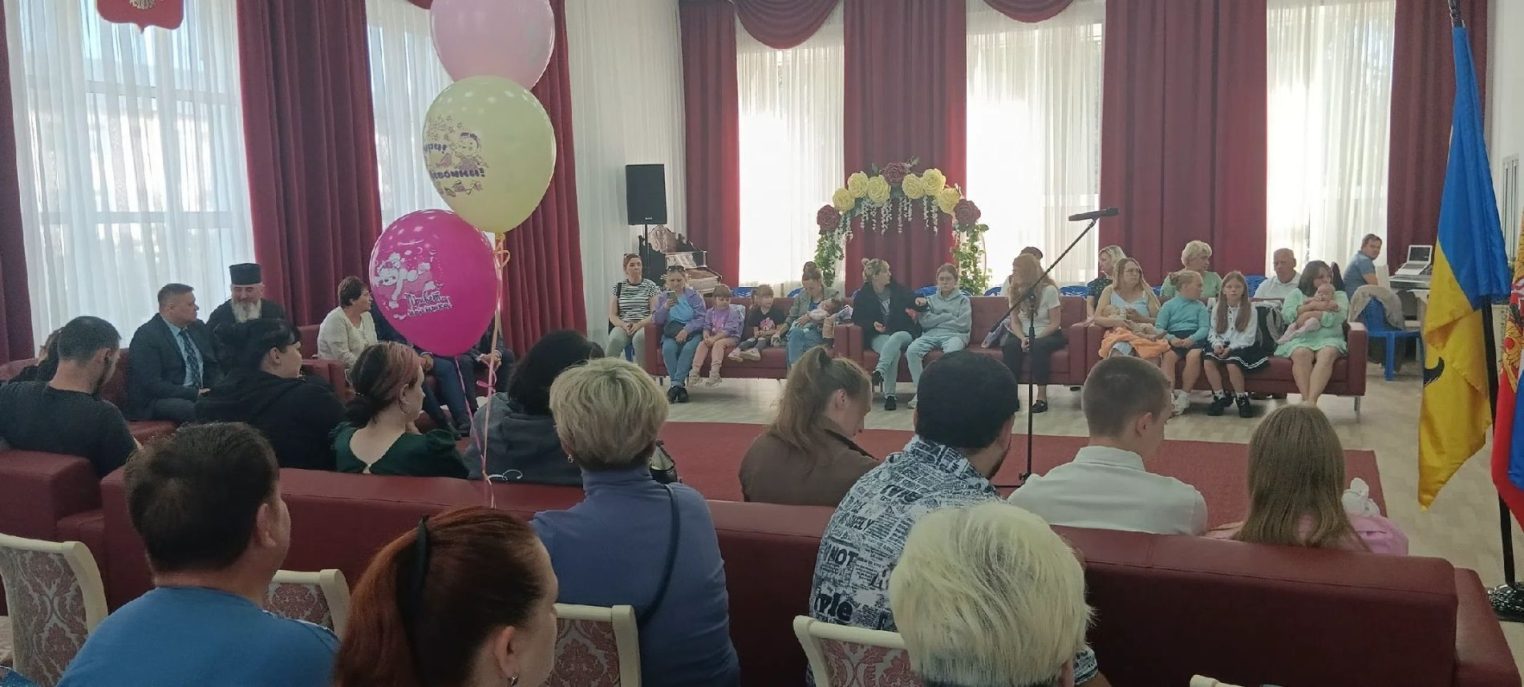 Первенцы, пятые и даже восьмые дети: в костромском райцентре поздравили семьи с новорожденными