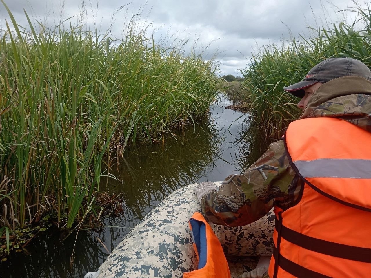 Под Костромой водолазы обследовали Южный канал в поисках пропавших 10 дней назад рыбаков