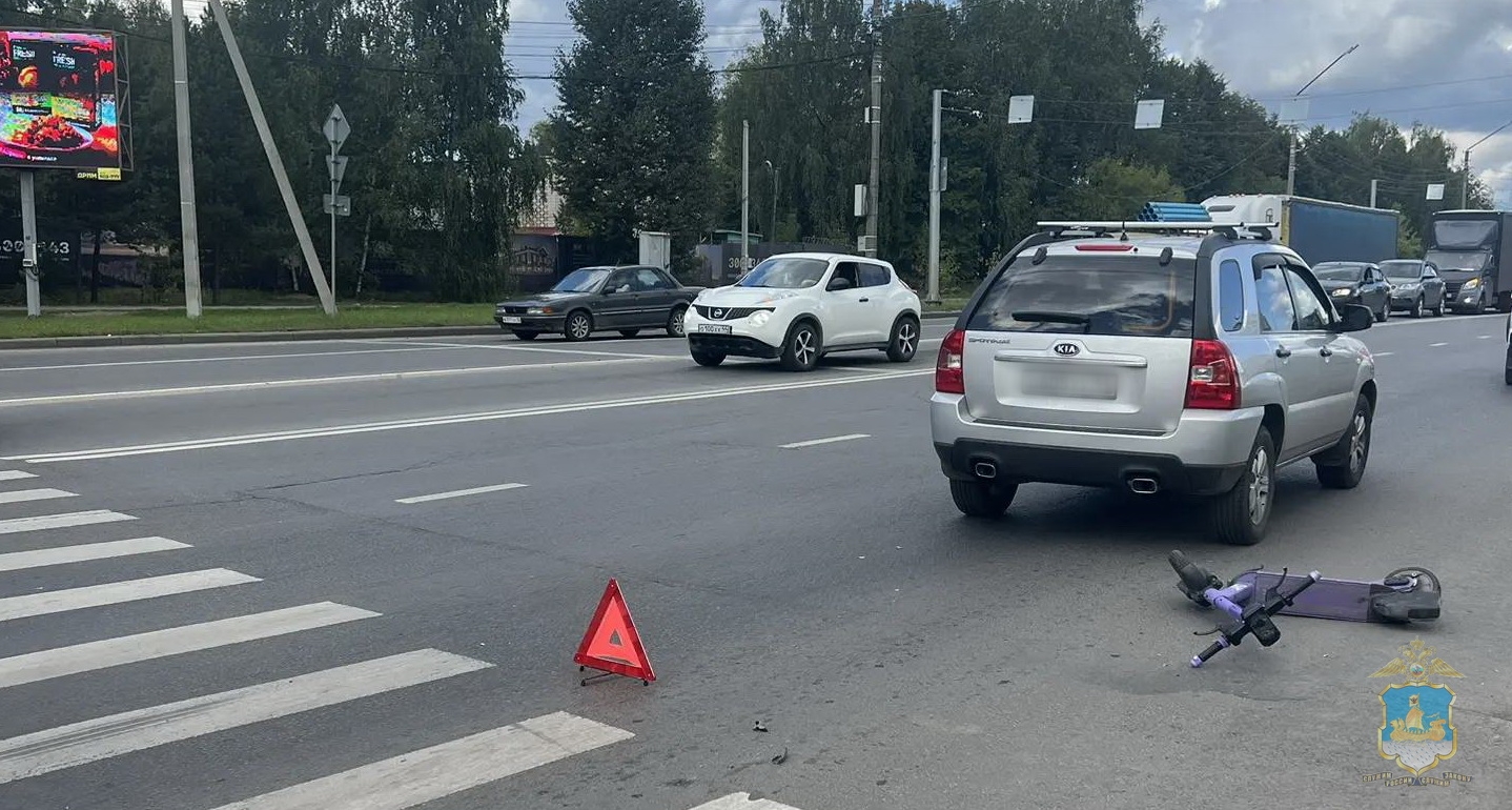 В Костроме 16-летний водитель СИМ пострадал в ДТП с Kia Sportage