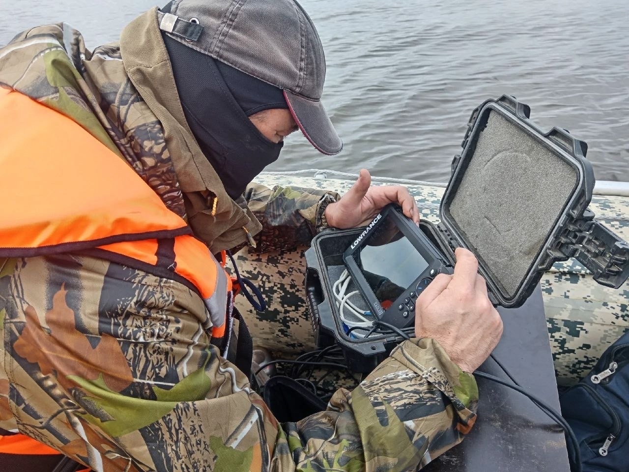 Под Костромой водолазы обследовали Южный канал в поисках пропавших 10 дней назад рыбаков