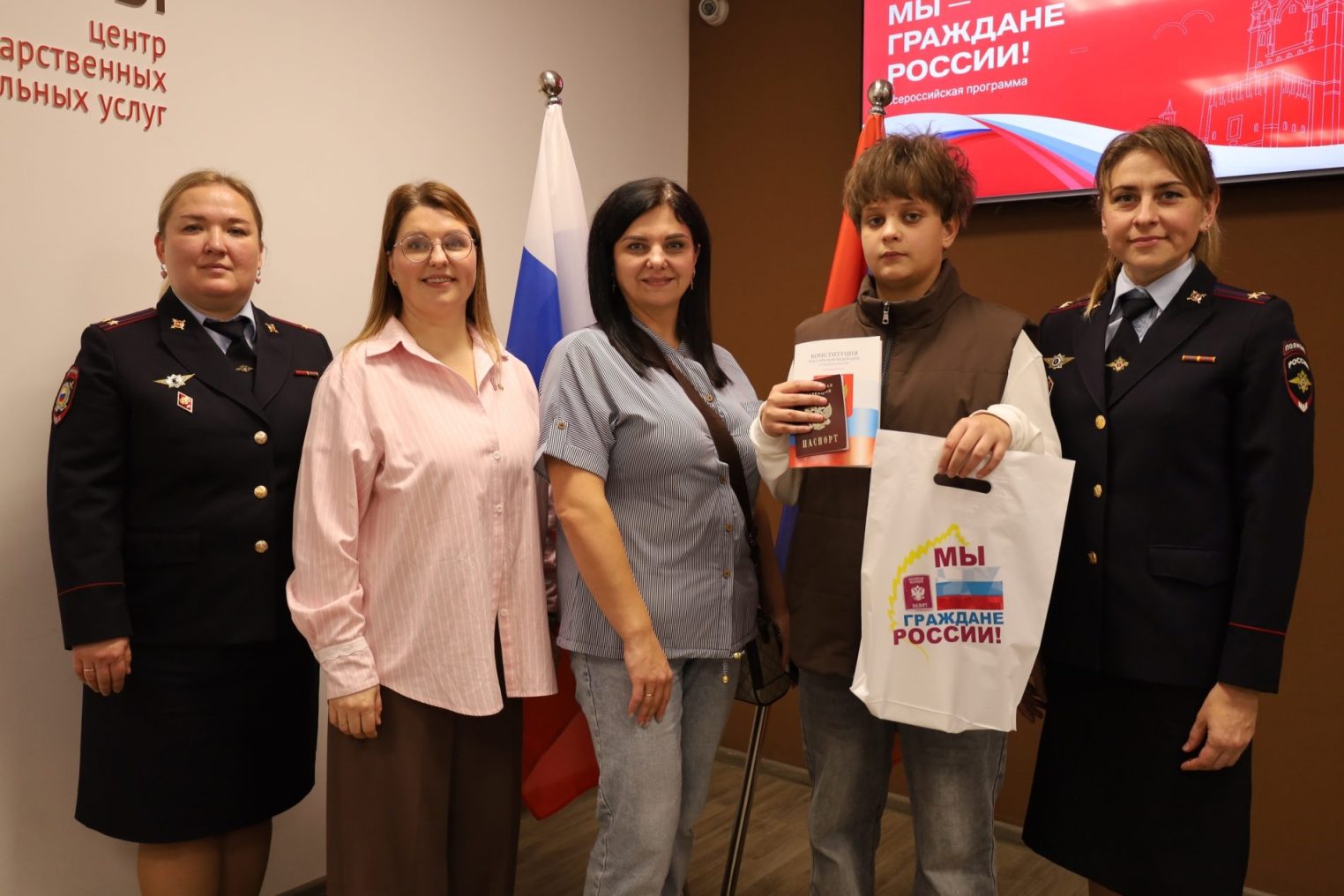 В Костроме 22 школьника получили паспорта в День воссоединения новых регионов