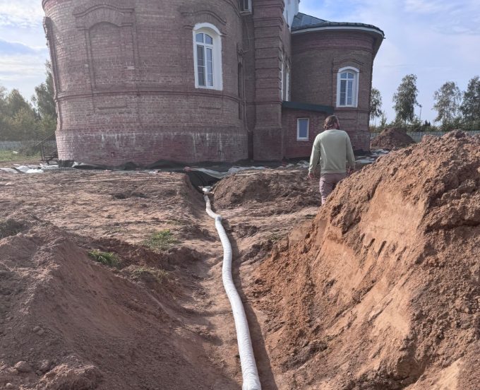 Успеть до холодов: костромичи просят помощи с благоустройством храма