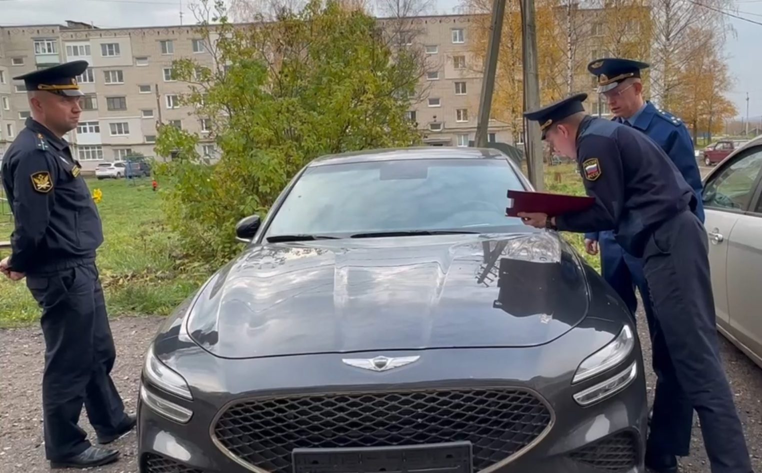 В Костромской области у бывшего главы поселения изъяли автомобиль и более 8,3 млн рублей