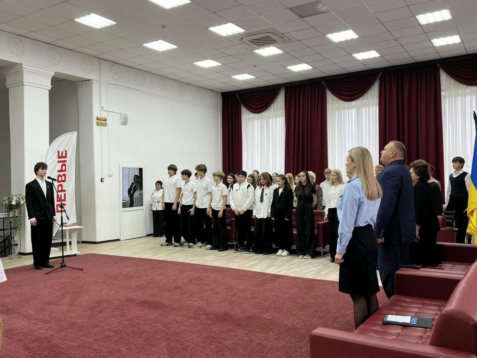 Шаг во взрослую жизнь: костромским школьникам торжественно вручили паспорта