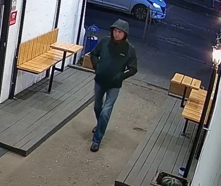 В Костроме полиция показала видеозапись с мужчиной, укравшим фигурку зайца-фонарщика