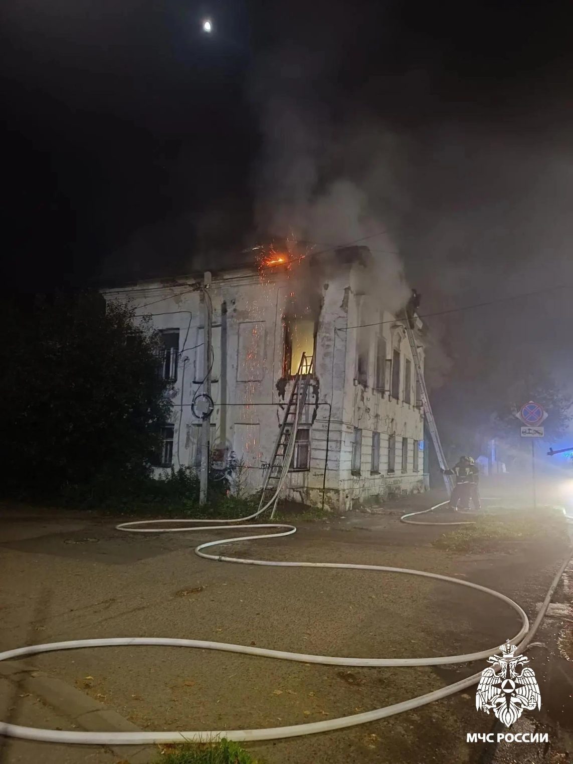 Пожар выгнал в ночь 12 жильцов дома на Симановского в Костроме