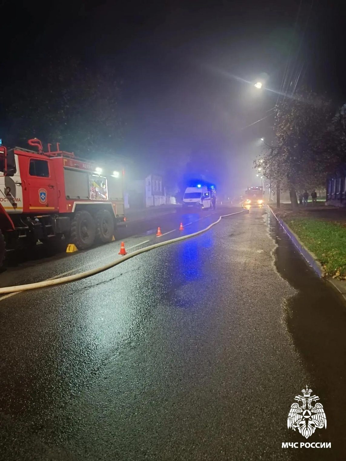Пожар выгнал в ночь 12 жильцов дома на Симановского в Костроме