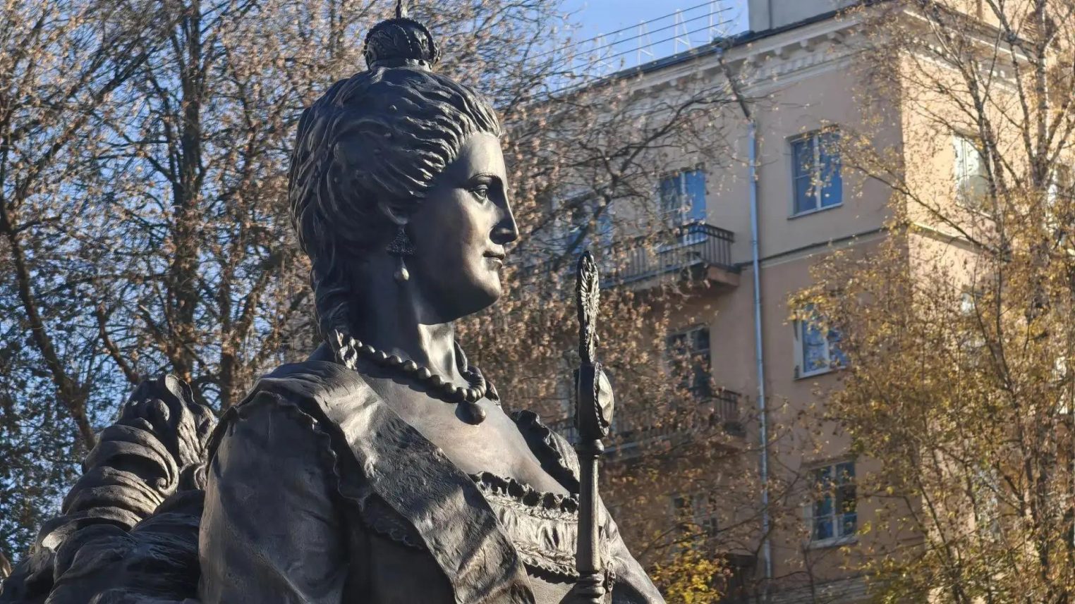 Памятник Екатерине II открылся на Нижней Дебре в Костроме