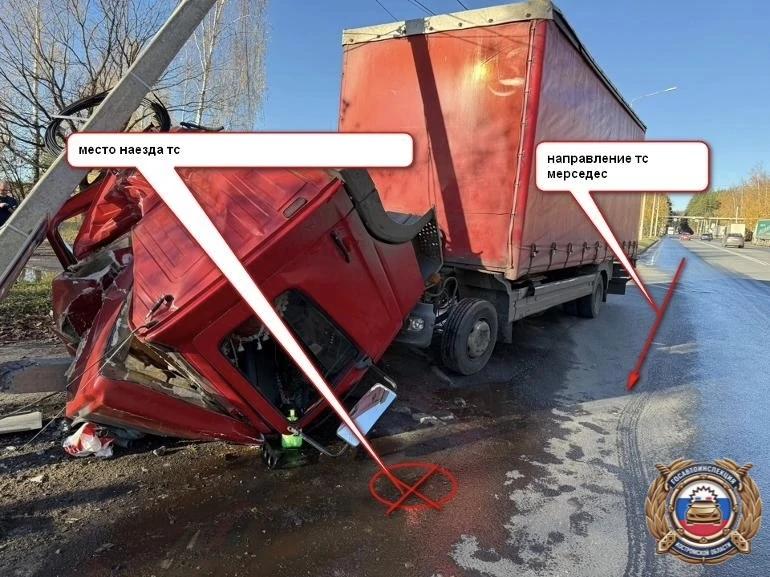 В Костроме грузовик со всей мочи врезался в столб