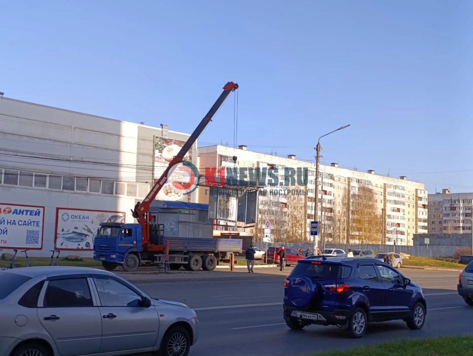 В Костроме автобусная остановка отправилась в невозвратное путешествие