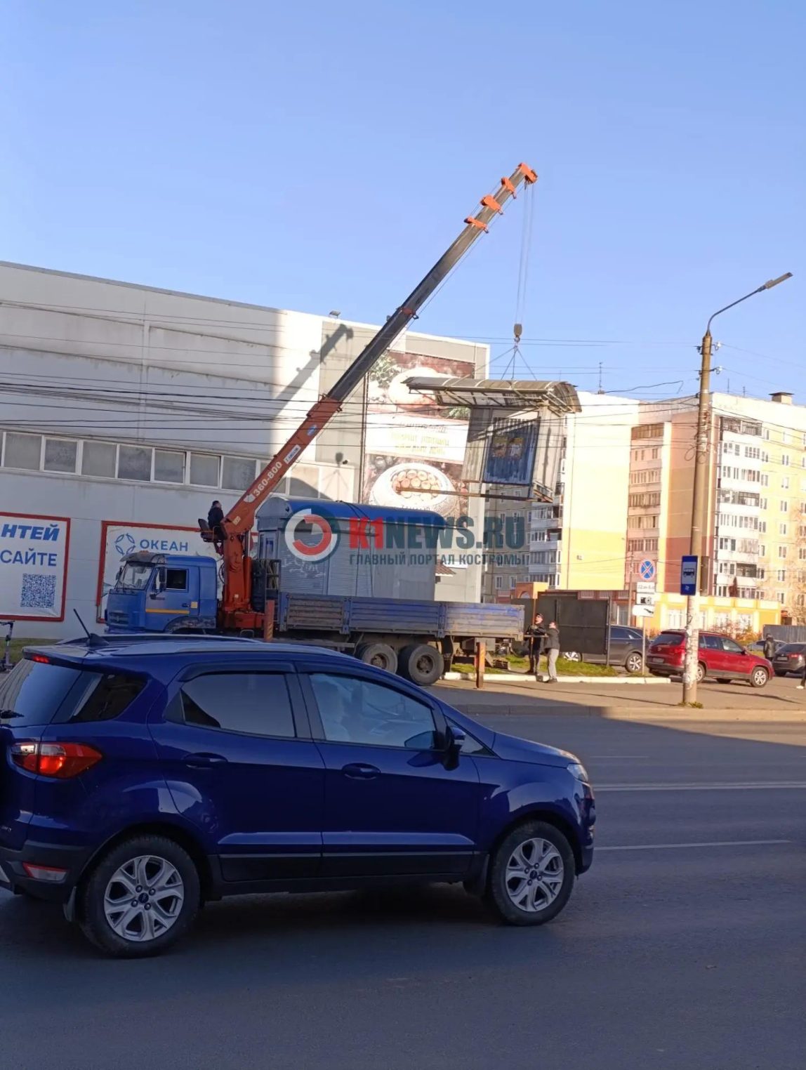 В Костроме автобусная остановка отправилась в невозвратное путешествие