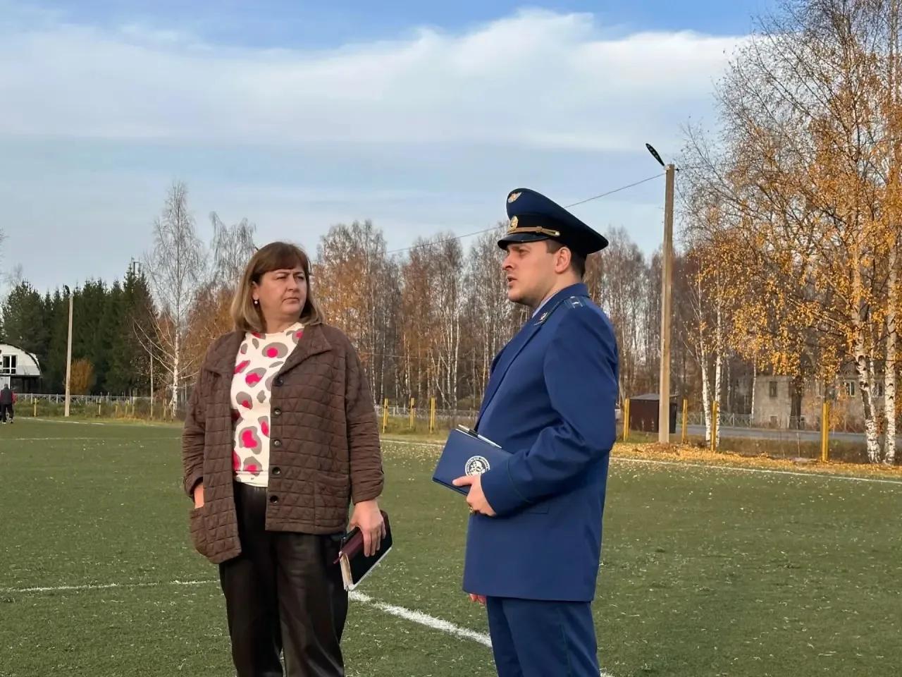 Люди в синем заставили сиять в темноте стадион костромского райцентра