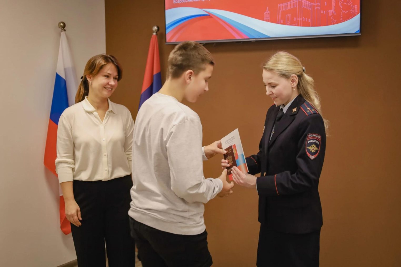 Первые паспорта вручили перед праздником 16 костромским школьникам