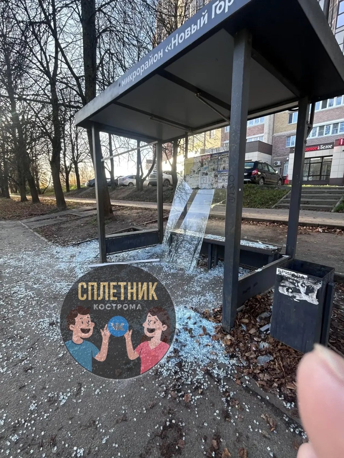 Вандалы разгромили остановку в микрорайоне «Новый город» в Костроме