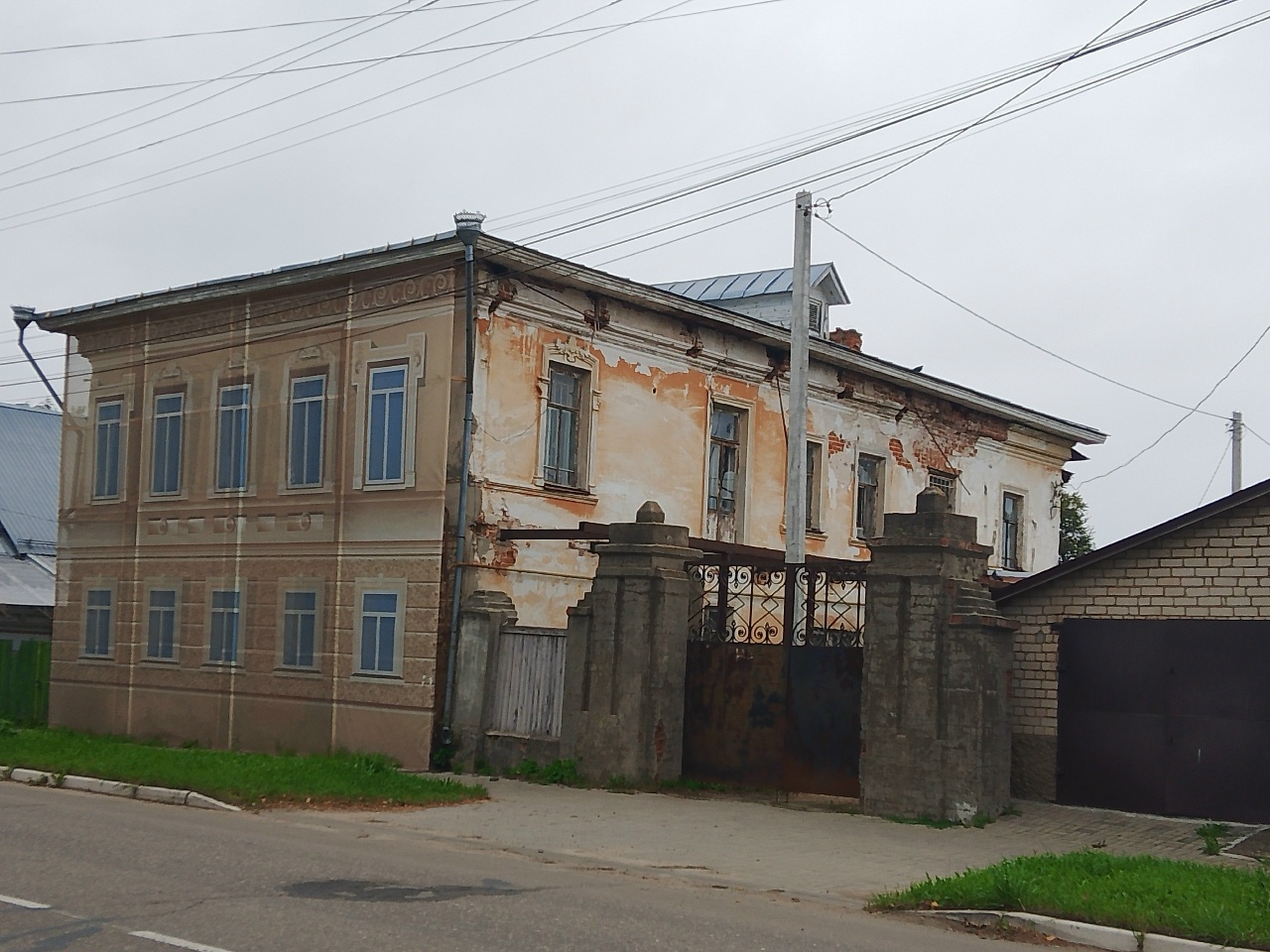 Старинный особняк в костромском райцентре уйдет с молотка за рубль