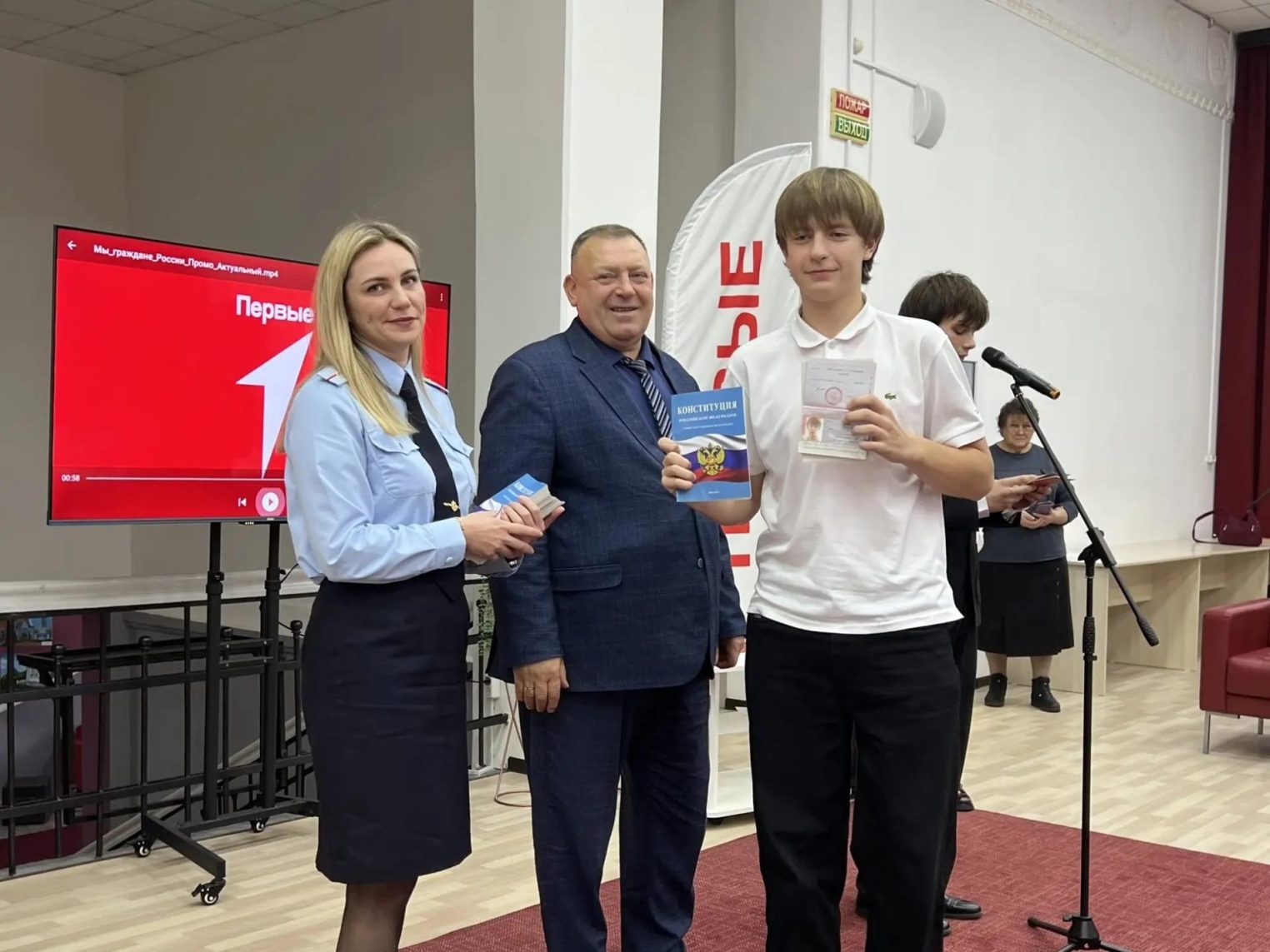 Шаг во взрослую жизнь: костромским школьникам торжественно вручили паспорта