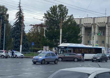 В Костроме на улице Советской столкнулись иномарка и автобус