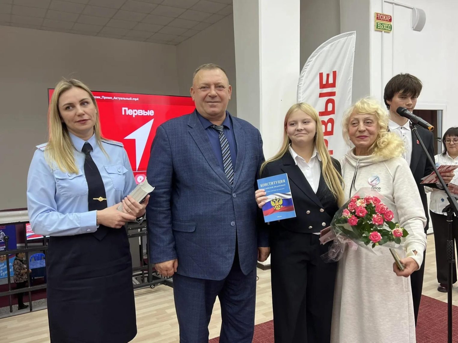 Шаг во взрослую жизнь: костромским школьникам торжественно вручили паспорта
