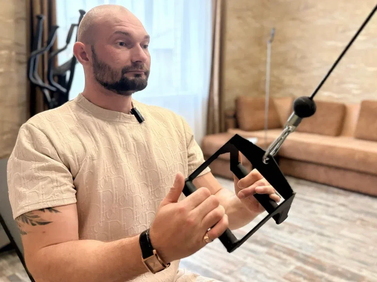 После тяжелого ранения — к тренировкам: ветерану СВО из Костромы помогли оборудовать спортивный уголок