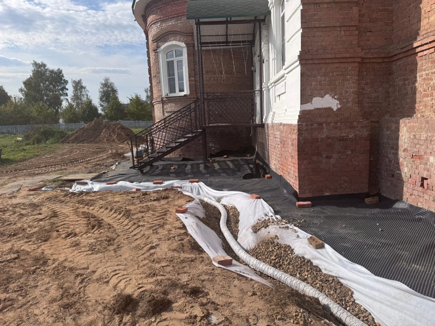 Успеть до холодов: костромичи просят помощи с благоустройством храма
